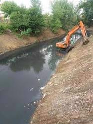 پاکسازی و لایروبی مسیر نهر ضلع جنوبی خیابان مسجدجامع (آقاکیله)